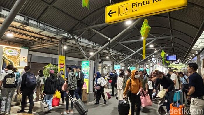 Arus mudik di Stasiun Surabaya Gubeng