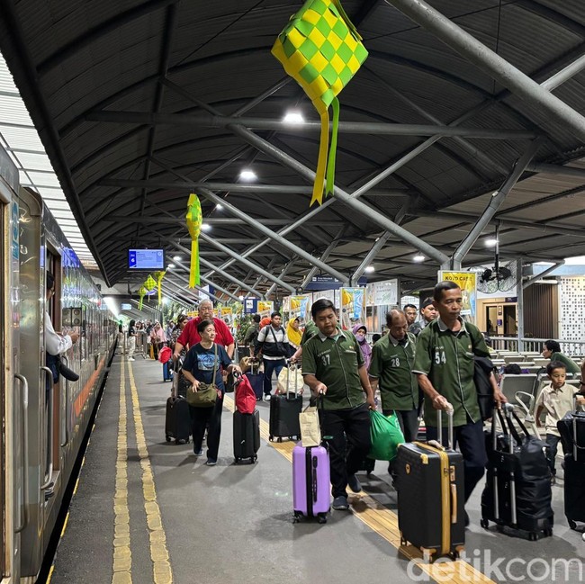 Puluhan Ribu Penumpang Berangkat di Stasiun Daop 8 Surabaya
