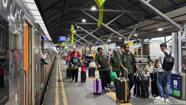 Puluhan Ribu Penumpang Berangkat di Stasiun Daop 8 Surabaya