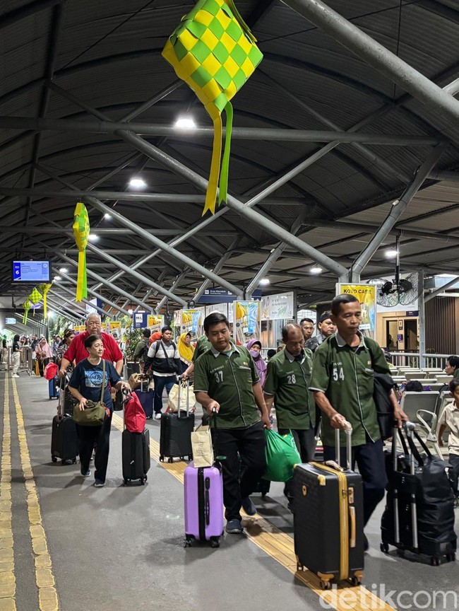 Puluhan Ribu Penumpang Berangkat di Stasiun Daop 8 Surabaya