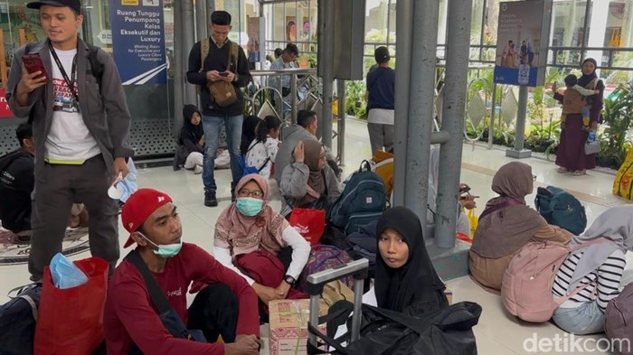 Arus mudik di Stasiun Surabaya Gubeng