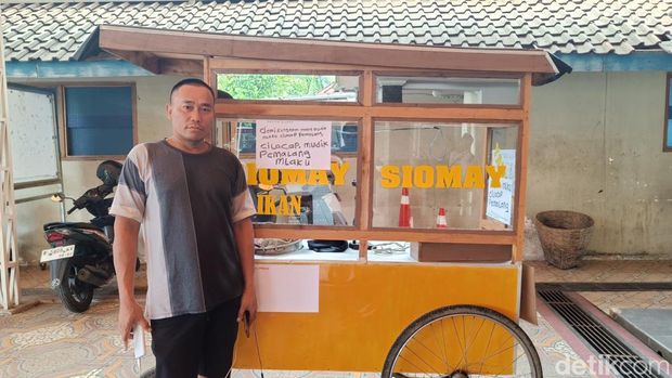 Bakul siomay mudik Cilacap-Pemalang jalan kaki sambil mendorong gerobak. Dipotret saat tiba di Kecamatan Bojongsari, Purbalingga, Selasa (17/3/2026). Bakul siomay mudik Cilacap-Pemalang jalan kaki sambil mendorong gerobak. Dipotret saat tiba di Kecamatan Bojongsari, Purbalingga, Selasa (17/3/2026).