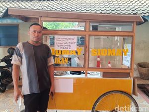 Pedagang Siomay Ini Mudik dari Cilacap ke Pemalang Jalan Kaki Dorong Gerobak