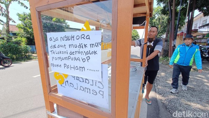 Bakul siomay mudik Cilacap-Pemalang jalan kaki sambil mendorong gerobak. Dipotret saat tiba di Kecamatan Bojongsari, Purbalingga, Selasa (17/3/2026).