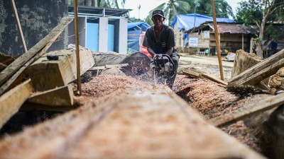 Bangkit dari Bencana, Warga Aceh Tamiang Manfaatkan Kayu Bekas Jadi Rumah