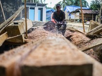 Bangkit dari Bencana, Warga Aceh Tamiang Manfaatkan Kayu Bekas Jadi Rumah
