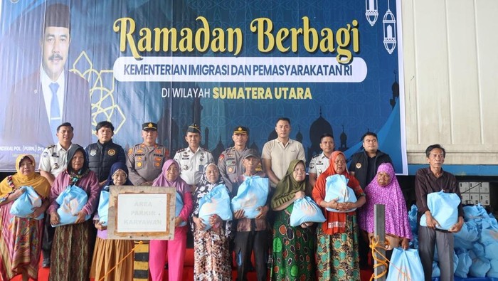 Penyaluran bantuan Ramadan dari Menteri Imipas di Medan