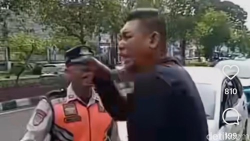 Bapak-bapak adu mulut dengan petugas Dishub Mataram yang melarangnya memarkir mobil di Jalan Sriwijaya.