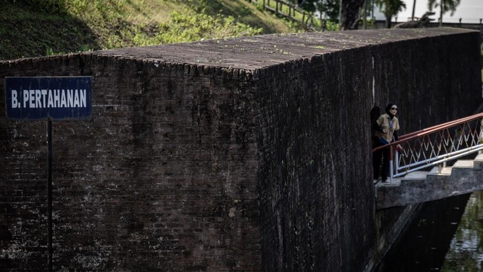 Pengunjung mengamati situs di Loka Wisata Benteng Pendem, Kabupaten Cilacap, Jawa Tengah, Selasa (17/3/2026). Benteng Pendem merupakan salah satu peninggalan arsitektur militer kolonial Belanda yang terletak di Pesisir Pantan Teluk Penyu, Cilacap dan dapat menjadi alternatif wisata saat melintas di jalur Pantai Selatan (Pansela) pada arus mudik Lebaran 2026. ANTARA FOTO/Bayu Pratama S