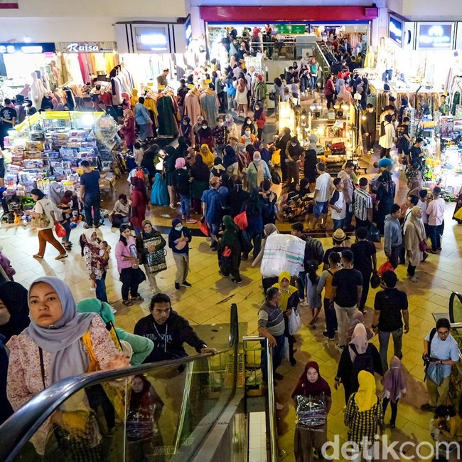 Berburu Baju Baru Jelang Lebaran di Pasar Tanah Abang