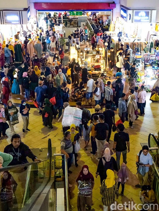 Berburu Baju Baru Jelang Lebaran di Pasar Tanah Abang