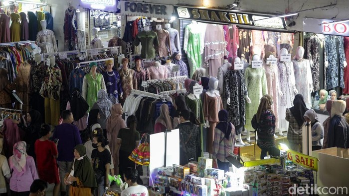 Warga mencari busana Idul Fitri di Pasar Tanah Abang, Jakarta Pusat, Selasa (17/3/2026). Banyaknya pilihan dan harga bersaing menjadi nilai lebih di Pasar Tanah Abang.