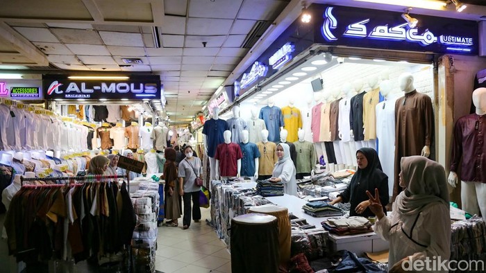Warga mencari busana Idul Fitri di Pasar Tanah Abang, Jakarta Pusat, Selasa (17/3/2026). Banyaknya pilihan dan harga bersaing menjadi nilai lebih di Pasar Tanah Abang.