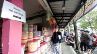 Seorang pembeli menunjukkan nomor antrean sebelum dilayani saat membeli aneka camilan khas Lebaran di Nganjuk.