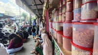 Aneka jajanan Lebaran tersaji di etalase toko, diburu pembeli dari dalam hingga luar kota di Nganjuk.