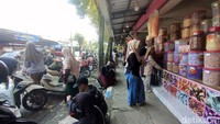 Pembeli mengantre dengan nomor antrean saat berburu jajanan Lebaran di Jalan Dermojoyo, Nganjuk.