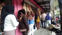 Suasana antrean panjang pembeli jajanan Lebaran yang sudah terjadi di salah satu toko di Jalan Dermojoyo, Nganjuk.