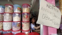 Penjual melayani pembeli yang mengantre untuk mendapatkan jajanan favorit seperti usus dan rambak di Jalan Dermojoyo.
