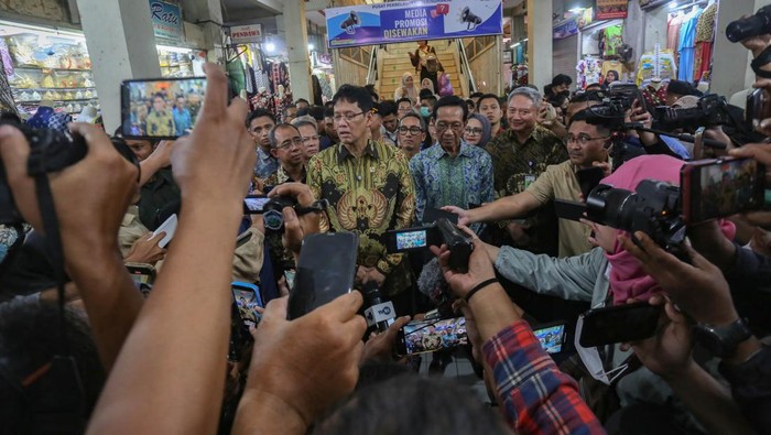 Menteri Keuangan Purbaya Yudhi Sadewa (kiri) didampingi Gubernur DIY Sri Sultan HBX (kanan) menjawab pertanyaan wartawan saat melakukan kunjungan di Pasar Beringharjo, Yogyakarta, Selasa (17/3/2026). Dalam kunjungannya Purbaya Yudhi Sadewa melihat secara langsung aktivitas ekonomi masyarakat di pasar tradisional serta menegaskan bahwa kondisi pasar tradisional tidak mati suri seperti yang ramai diperbincangkan. ANTARA FOTO/Andreas Fitri Atmoko