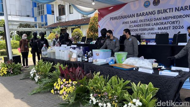 BNN memusnahkan barang bukti hasil tindak pidana narkotika periode Februari-Maret 2026 seberat 34,2 kg yang terdiri dari berbagai macam jenis narkoba. (Adhfar AS/detikcom)