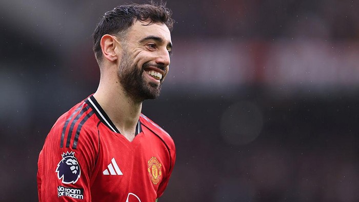 MANCHESTER, ENGLAND - MARCH 15: Bruno Fernandes of Manchester United smiles during the Premier League match between Manchester United and Aston Villa at Old Trafford on March 15, 2026 in Manchester, United Kingdom. (Photo by Simon Stacpoole/Offside/O