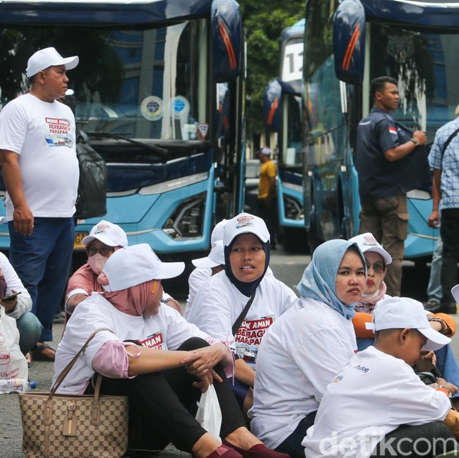 Bulog Lepas Ratusan Pemudik ke Palembang-Malang via Bus
