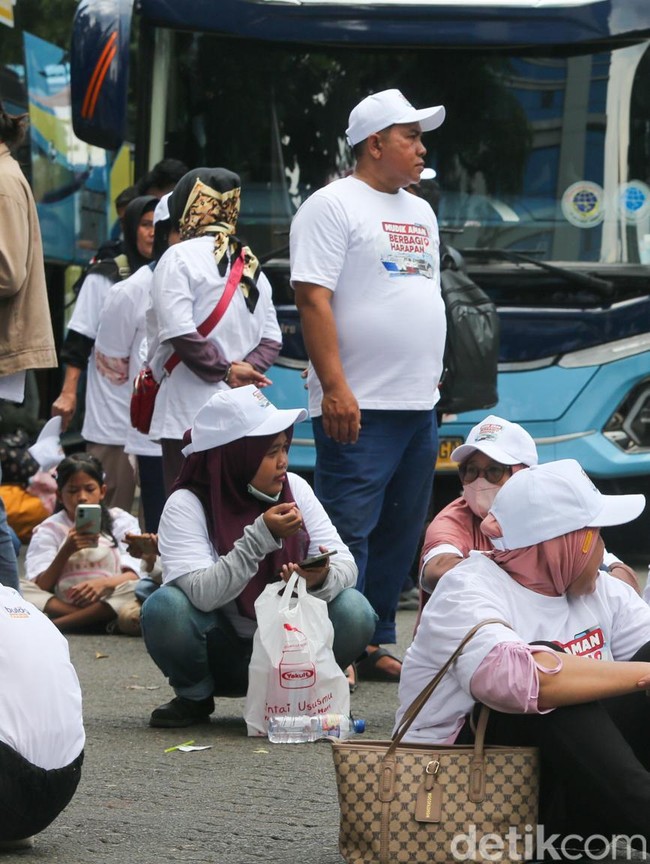 Bulog Lepas Ratusan Pemudik ke Palembang-Malang via Bus