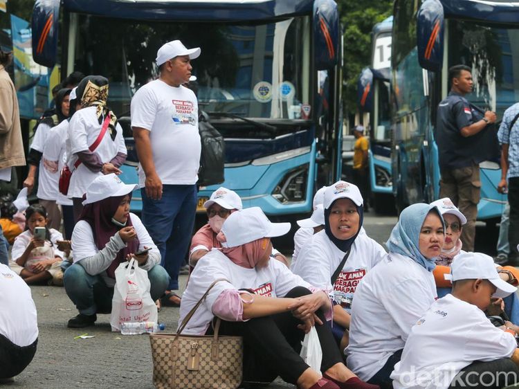 Bulog Lepas Ratusan Pemudik ke Palembang-Malang via Bus