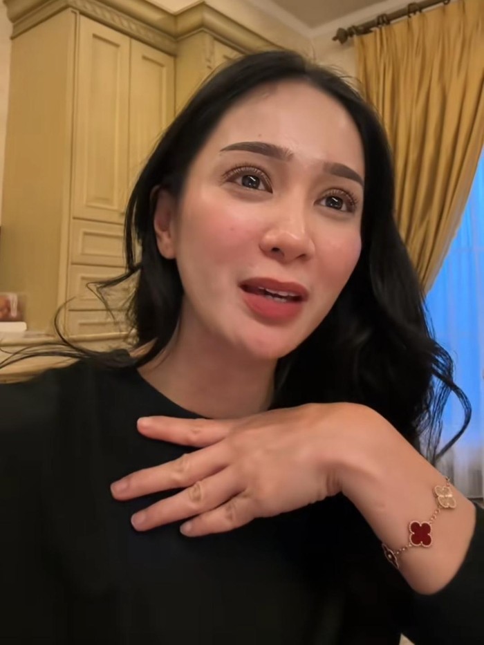 Bunga Zainal dapat hampres dari tukang sayur dan sembako.