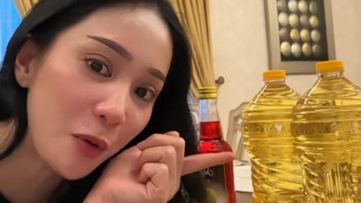 Bunga Zainal Terharu Dapat Hampers Lebaran dari Tukang Sayur-Sembako