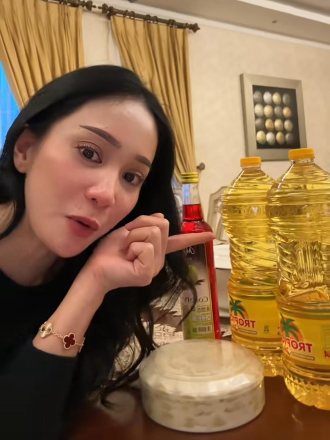 Bunga Zainal Terharu Dapat Hampers Lebaran dari Tukang Sayur-Sembako