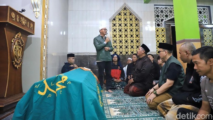 Bupati Bandung Dadang Supriatna bertakziah ke rumah duka korban tertimpa plafon Pasar Sehat Soreang