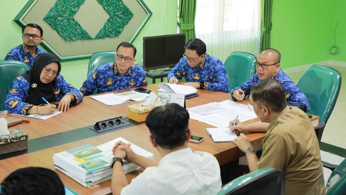 Bupati Bandung Dadang Supriatna saat melakukan rapat di Rumah Dinas Bupati Bandung, Soreang, Selasa (17/3/2026).