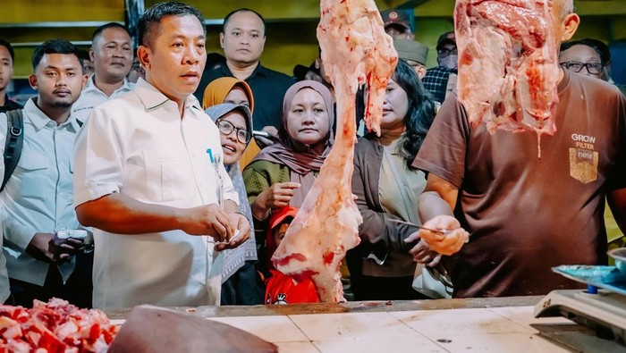 Bupati Karawang Aep Syaepuloh saat meninjau Pasar Baru, Kabupaten Karawang