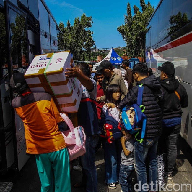 Diserbu Pemudik! Terminal Kampung Rambutan Membludak di Hari ke-27 Ramadan