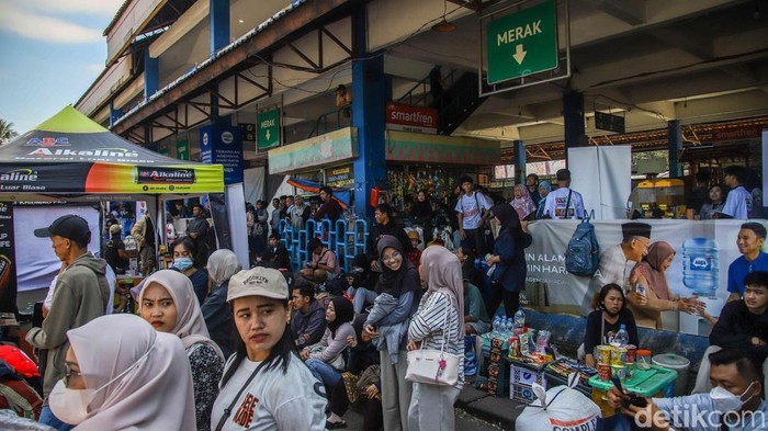 Suasana Terminal Kampung Rambutan tampak dipadati pemudik pada hari ke-27 Ramadan, Selasa (17/3/2026). Ribuan calon penumpang mulai memadati area terminal untuk bersiap melakukan perjalanan mudik ke berbagai daerah.