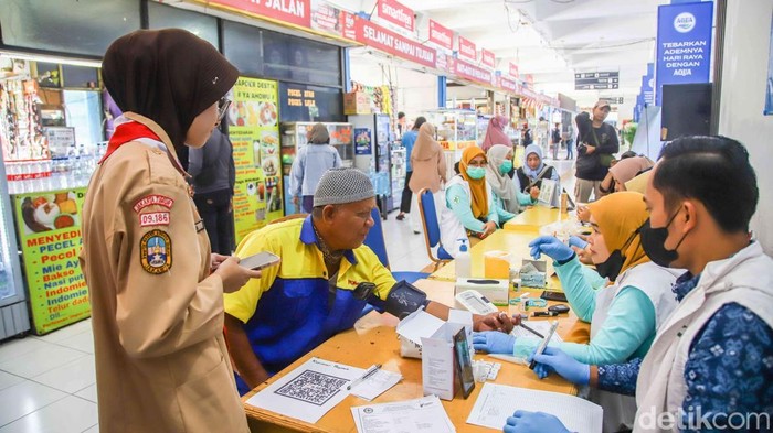 Sejumlah sopir bus antar kota antar provinsi (AKAP) mengikuti pemeriksaan kesehatan di Terminal Kampung Rambutan, Jakarta Timur, Selasa (17/3/2026). Kegiatan ini dilakukan untuk memastikan kondisi pengemudi tetap prima menjelang arus mudik Lebaran.