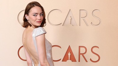 5 Gaya Emma Stone Pamer Punggung di Red Carpet Oscars, Seksi-Elegan