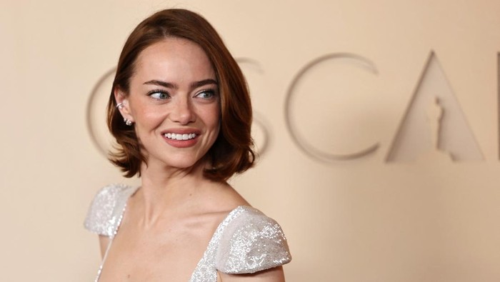 Emma Stone berpose di karpet merah saat acara kedatangan tamu Oscar ke-98 di Hollywood, Los Angeles, California, AS, 15 Maret 2026.