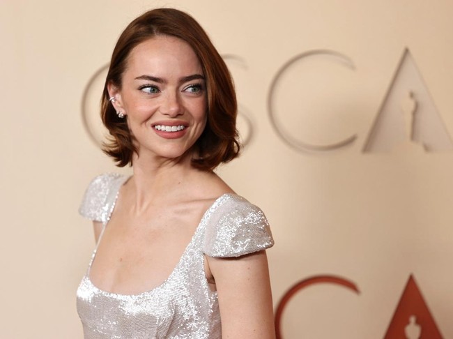 Emma Stone berpose di karpet merah saat acara kedatangan tamu Oscar ke-98 di Hollywood, Los Angeles, California, AS, 15 Maret 2026.