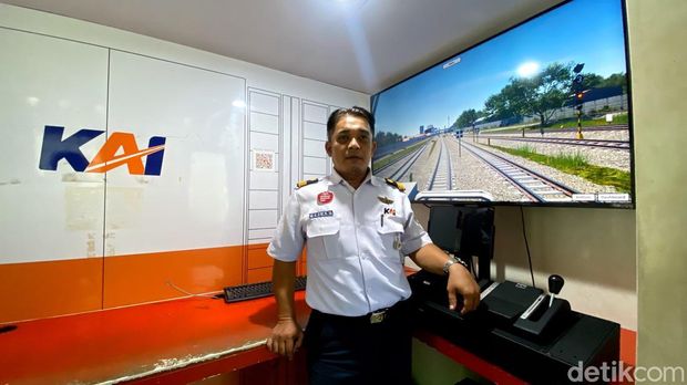Erlan, masinis kereta. Erlan, masinis kereta.