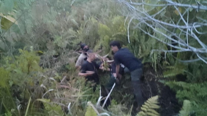 Satgas Damai Cartenz menangkap Ferly Wesabla, anggota KKB, setelah melarikan diri dari Lapas Wamena. Penangkapan dilakukan di Yahukimo.