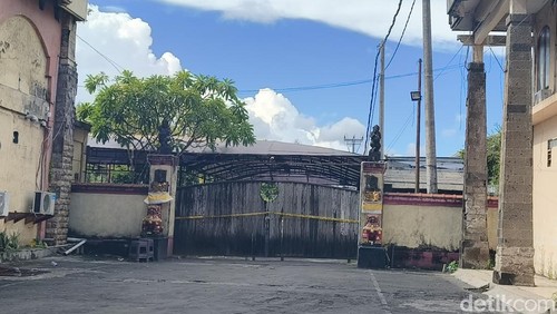Garis polisi masih terpasang di pintu gerbang New Star Club, Denpasar,  Selasa (17/3/2026) sore.