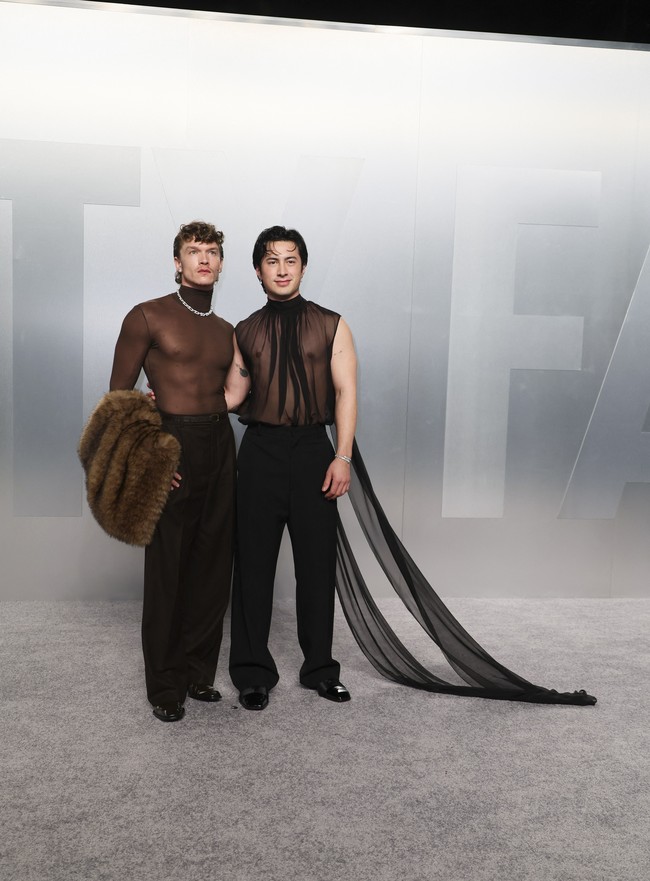 Tak hanya para selebritis perempuan, duo bintang ‘Heated Rivalry’ Connor Storrie dan Hudson Williams pun memakai atasan sheer yang memamerkan torso atletis mereka. (Foto: REUTERS/Danny Moloshok)