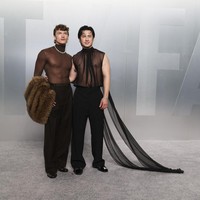 Tak hanya para selebritis perempuan, duo bintang ‘Heated Rivalry’ Connor Storrie dan Hudson Williams pun memakai atasan sheer yang memamerkan torso atletis mereka. (Foto: REUTERS/Danny Moloshok)