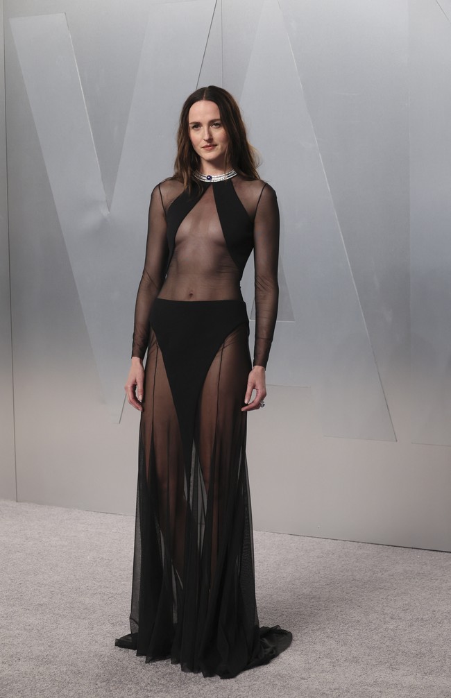 Nomine aktris utama terbaik Oscar tahun ini, Renate Reinsve, mengganti gaun merah minimalisnya dengan gaun hitam transparan dengan neckline bergaya halter. Keduanya keluaran rumah mode Louis Vuitton. (Foto: REUTERS/Danny Moloshok)