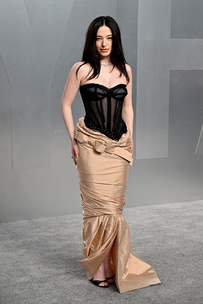 Pemenang Oscar tahun lalu, aktris Mikey Madison, menebar aura seksinya dengan gaun berkorset. Bagian atas rok dibuat seakan Mikey baru saja melipatnya untuk menunjukkan bagian bodice yang menggoda itu. (Foto: Getty Images/Lionel Hahn)