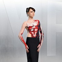 Definisi ‘nude dress’  yang berbeda diberikan oleh Cara Delevingne lewat gaun Thom Browne yang membungkus tubuhnya.  Dengan teknik trompe-lœil yang memberi efek ilusi pada mata, tampil seksi tak melulu harus busana yang terbuka sepenuhnya. (Foto: Axelle/Bauer-Griffin/FilmMagic)