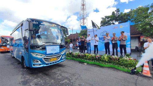 GM PLN UID Bali, Eric Rossi Priyo Nugroho, bersama Wali Kota Denpasar, I Gusti Ngurah Jaya Negara, melepas bus mudik gratis di Terminal Ubung, Selasa (17/3/2026). (Ahmad Firizqi Irwan/detikBali)