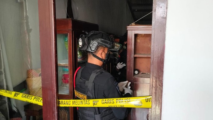 Polisi menyisir lemari lokasi penemuan granat dan amunisi di Perumahan Kebonsari Indah, Kelurahan Kebonsari, Jember